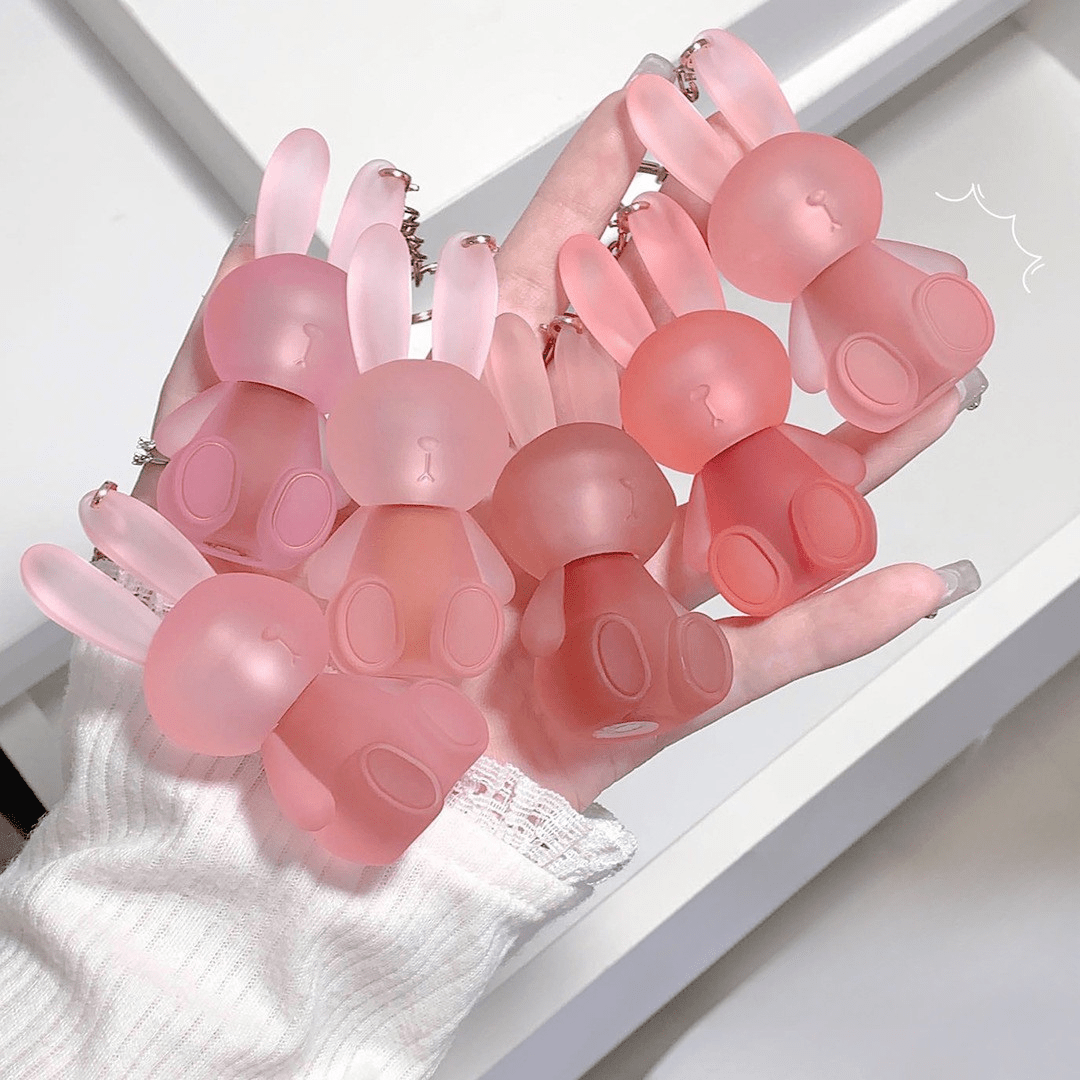 احمر شفاه ميدالية الارنب جيجي بير | Gege Bear Rabbit Keychain Lip Mud - Barbie.phar