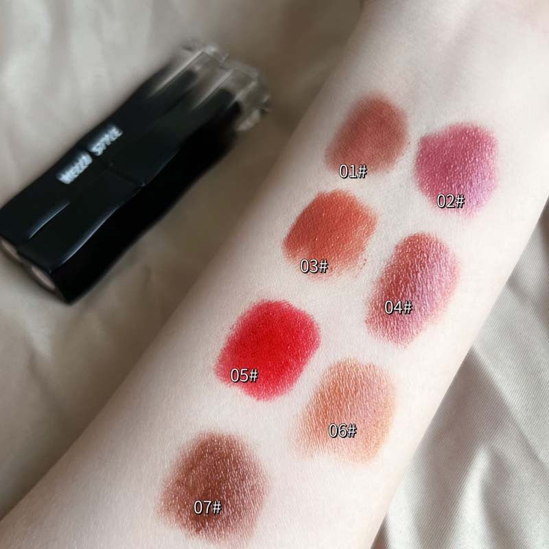 كلوس ستيك بلاك فيذر - هيلو ستايل | Hello Style Black Feather Glossy Lipstick - Barbie.phar