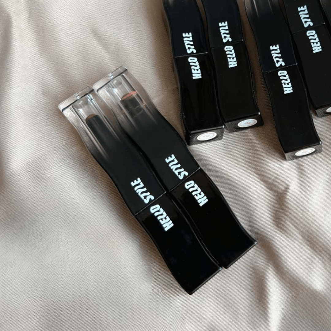 كلوس ستيك بلاك فيذر - هيلو ستايل | Hello Style Black Feather Glossy Lipstick - Barbie.phar